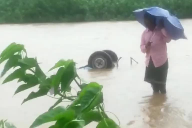 car and bike drown in Patratu Nalkari river