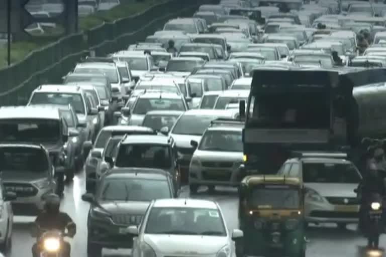 CM KCR convoy halts traffic in Hyderabad  ഹൈദരാബാദില്‍ മുഖ്യമന്ത്രിയുടെ വാഹനവ്യൂഹം ഗതാതകുരുക്കുണ്ടാക്കി  കെ സി ആര്‍  KCR  CM KCR  Telengana chief minister KCR  ഹൈദരാബാദില്‍ ഗതാഗത കുരുക്ക്  മുഖ്യമന്ത്രിയുടെ വാഹനവ്യൂഹം  വൈദ്യുത ലൈന്‍  പ്രജാ ദീവേന