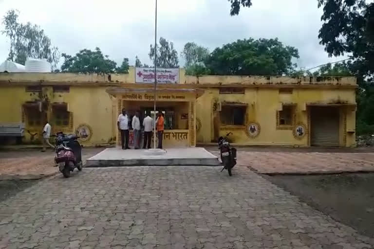 Pregnant woman gives birth at door of health center  പ്രാഥമികാരോഗ്യ കേന്ദ്രത്തിന് മുന്നിൽ പ്രസവിച്ച് യുവതി  woman gives birth at door of health center in Yavatmal  Yavatmal news  മഹാരാഷ്‌ട്രയിൽ പിഎച്ചസിക്ക് മുന്നിൽ പ്രസവിച്ച് യുവതി  പ്രാഥമികാരോഗ്യ കേന്ദ്രത്തിന് മുന്നിൽ പ്രസവിച്ച യുവതിക്ക് കുഞ്ഞിനെ നഷ്‌ടമായി