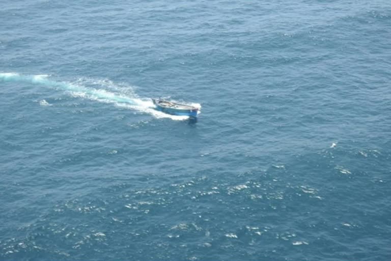 maharashtra  boat capsizes  boat capsizes off ratnagiri coast  maharashtra arabian sea boat capsizes  boat accident in maharashtra  മഹാരാഷ്‌ട്ര  മഹാരാഷ്‌ട്ര ബോട്ട് അപകടം  ബോട്ട് അപകടം പുതിയ വാര്‍ത്ത  maharashtra boat capsized latest news  ബോട്ട് മറിഞ്ഞു  ബോട്ട് മറിഞ്ഞ് ഒരാളെ കാണാതായി  മഹാരാഷ്‌ട്ര തീരത്ത് ബോട്ട് മറിഞ്ഞു