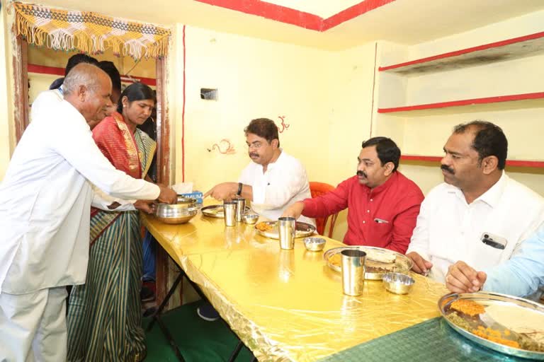 minister r ashok ate breakfast in Dalits home