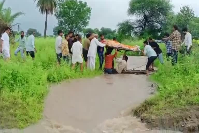 Struggle For Last Journey in Dewas durgapura village dead body carried by crossing Overflowing Drain
