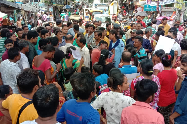 protest-against-statue-installation-of-late-mp-akbar-ali-khondkar-on-kali-puja-altar-in-baidyabati