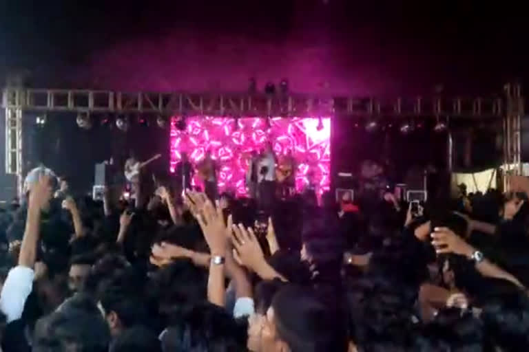 clash at kozhikode beach  kozhikode beach latest  kozhikode beach music programme clash  kozhikode beach concert clash  കോഴിക്കോട് ബീച്ച് സംഗീത പരിപാടി സംഘര്‍ഷം  കോഴിക്കോട് ബീച്ച് സംഘര്‍ഷം  കോഴിക്കോട് ബീച്ച്  കോഴിക്കോട് ജെഡിടി കോളജ് പാലിയേറ്റീവ് കെയർ  പാലിയേറ്റീവ് കെയർ സംഗീത പരിപാടി സംഘര്‍ഷം  കോഴിക്കോട് സംഘര്‍ഷം  kozhikode clash latest  kozhikode latest news  കോഴിക്കോട് ജില്ല വാര്‍ത്തകള്‍  സംഘർഷം പുതിയ വാര്‍ത്ത  സംഗീത പരിപാടി