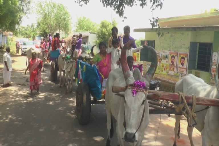 'தாய்மாமன் சீர் சுமந்து வர்றாண்டி, தங்கத்தில் தோடு செய்ய போறாண்டி - பாரம்பரிய கலைகளுடன் காதுகுத்து விழா