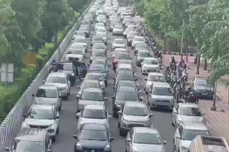 Heavy traffic jam at Ghazipur border