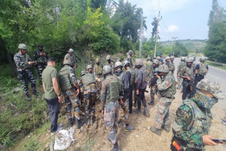 Bomb disposal squad averts a major tragedy at Beihgund in Tral area  12 kg landmine recovered from spot  ied defused in pulwama  jammu and kashmir updations  12 കിലോഗ്രാം ഐഇഡി നിർവീര്യമാക്കി  ജമ്മു കശ്‌മീരിൽ ഐഇഡി നിർവീര്യമാക്കി  ജമ്മു കശ്‌മീർ  ദേശീയ വാർത്തകൾ  national news  ഐഇഡി നിർവീര്യമാക്കി