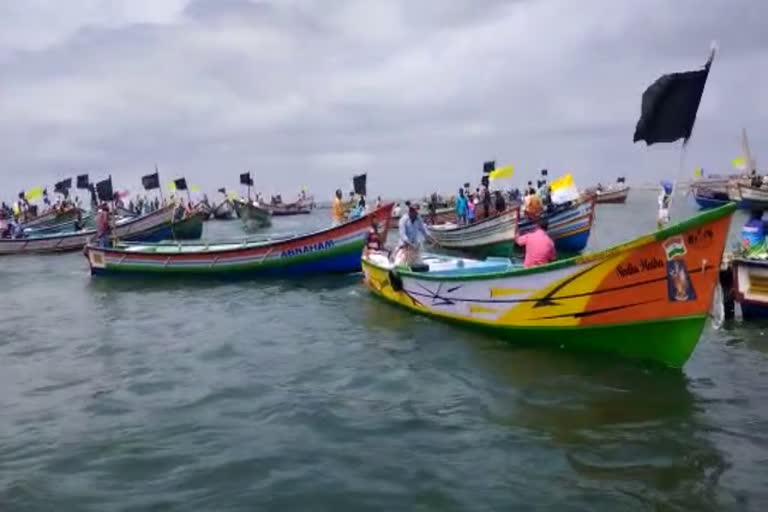 vizhinjam port  fisherman protest  trivandrum  kerala  വിഴിഞ്ഞം തുറമുഖ സമരം  കരയും കടലും ഉപരോധം  വിഴിഞ്ഞം  തിരുവനന്തപുരം  ലത്തീൻ അതിരൂപത  vizhinjam port protest