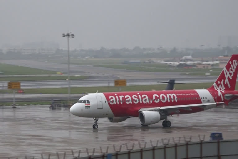 heavy rain in chennai  chennai rain latest  flight services severely affected in chennai  flight services severely affected due to heavy rain  flight services  chennai  heavy rain  ചെന്നൈ  ചെന്നൈ വിമാനത്താവളത്തില്‍ സര്‍വീസുകള്‍ മുടങ്ങി  ചെന്നൈയില്‍ കനത്ത മഴ  മഴ വിമാന സര്‍വീസ് മുടങ്ങി  ചെന്നൈ മഴ പുതിയ വാർത്ത