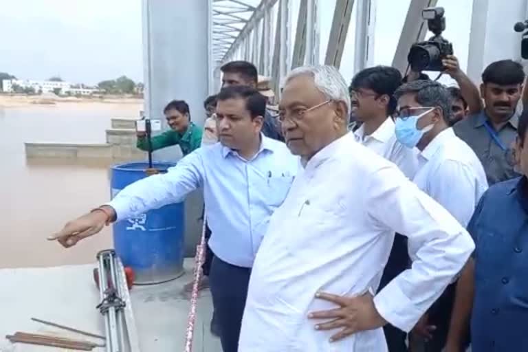 CM Nitish inspects rubber dam in Gaya