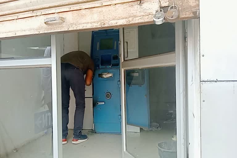 Robbery in Latehar Criminals cut bank ATM with gas cutter