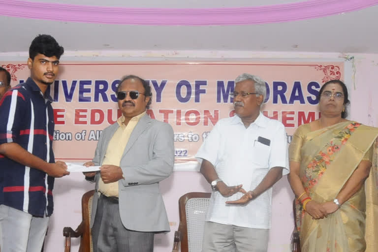 madras university  free education scheme  students selected in free education scheme  கட்டணமில்லா கல்வி  கட்டணமில்லா கல்வி திட்டம்  சென்னை பல்கலைக்கழகம்  சென்னை பல்கலைக்கழக துணைவேந்தர்  மாணவர்களுக்கான சேர்க்கை