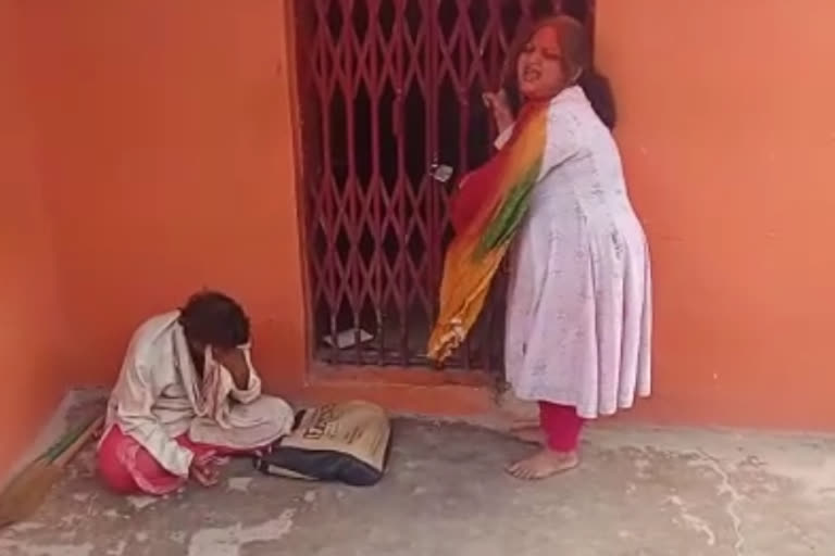 ब्यूटी पार्लर में पूजा कराते समय पुजारी को हो गया संचालिका से प्यार, मांग  में भर दिया सिंदूर