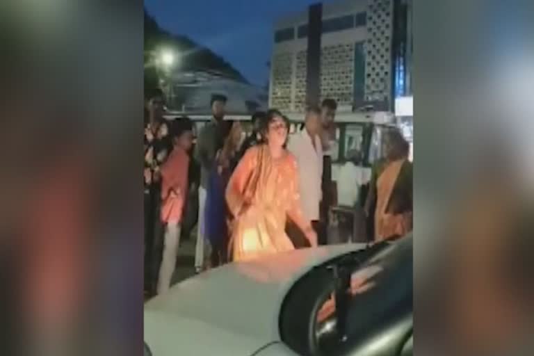 Drunken women  Drunken women made nuisance  Drunken women made nuisance in Vijayawada  Drunken woman made nuisance and attack in Public Road  Police arrested  മദ്യപിച്ചെത്തി റോഡില്‍ ശല്യം സൃഷ്‌ടിച്ച് യുവതി  പൊലീസ് കേസെടുത്തു  മദ്യപിച്ചെത്തിയ യുവതി  പൊലീസ്  ശല്യം സൃഷ്‌ടിച്ചു  വിജയവാഡ  ആന്ധ്രാപ്രദേശ്  Andhrapradesh Latest News  യുവതി  അച്ഛനും മകളും