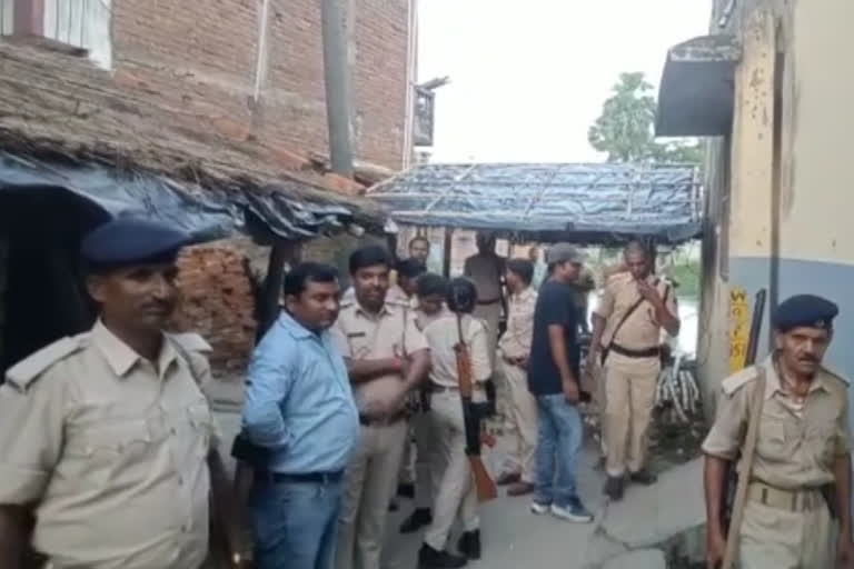 सीतामढ़ी रेड लाइट एरिया में पुलिस का छापा