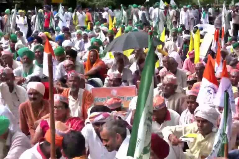 united kissan morcha opposes MSP at Delhi  കര്‍ഷക മഹാ പഞ്ചായത്ത്  ഡല്‍ഹിയിലേക്ക് ഒഴുകിയെത്തിയത് ആയിര കണക്കിന് കര്‍ഷകര്‍  കര്‍ഷക സമരം  മഹാപഞ്ചായത്ത് സംഘടിപ്പിച്ചു  യുണൈറ്റഡ് കിസാൻ മോർച്ച  2022ല്‍ ഭേദഗതി വരുത്തിയ വൈദ്യുത ബില്‍ റദ്ദാക്കുക  വിളകള്‍ക്ക് താങ്ങുവില നിശ്ചയിക്കുക  national news  national news updates  ദേശീയ വാര്‍ത്തകള്‍  rashtra news  കേരളം  കര്‍ണാടക  ഡല്‍ഹിയില്‍ കര്‍ഷക മഹാ പഞ്ചായത്ത്