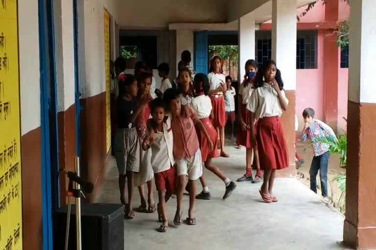 Children not get eggs in meal at Anganwadi center in Jharkhand