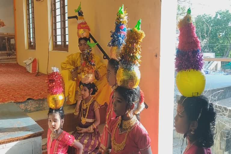 கும்பகோணம் மாணவிகள் கரகாட்டத்தில் உலக சாதனை...