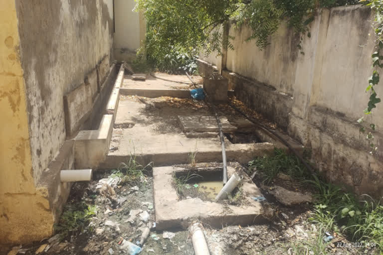 திறந்தவெளியில் தேங்கும் கட்டண கழிப்பறையின் கழிவுகள்... நடவடிக்கை எடுக்காவிட்டால் விசிக போராட்டம்