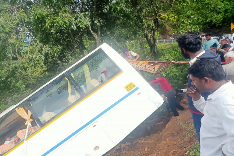 Gujarat Bus fell in a ditch in Kodaikanal  Gujarat Bus Accident  Gujarat Bus Accident at kodaikanal  ഗുജറാത്ത് വിനോദസഞ്ചാരികള്‍  കൊടൈക്കനാല്‍  ഗുജറാത്ത് ബാന്‍ കാ സിറ്റി