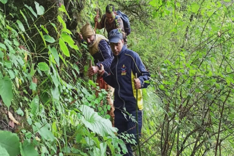 sdrf  american national men rescued by Uttarakhand SDRF  ഉത്തരാഖണ്ഡ് എസ് ഡി ആര്‍ എഫ്  ഉത്തരാഖണ്ഡില്‍ കാണാതായ അമേരിക്കന്‍ പൗരനെ കണ്ടെത്തി  ഉത്തരകാശി ദോഡിറ്റാല്‍