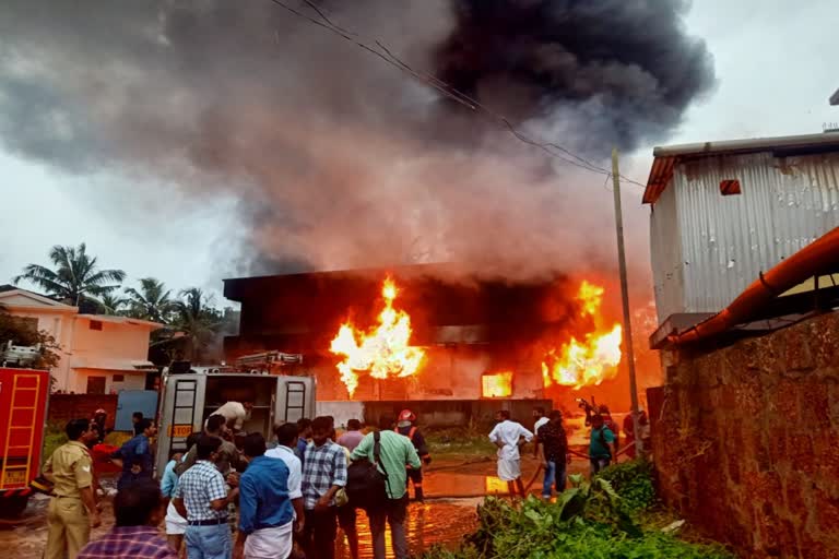 CLT  Fire in Kozhikode paint godown  കോഴിക്കോട് പെയിന്‍റ് ഗോഡൗണില്‍ തീപിടിത്തം  പെയിന്‍റ് ഗോഡൗണില്‍ തീപിടിത്തം  അഗ്‌നി രക്ഷാ സേന  കോഴിക്കോട്  മലപ്പുറം  കോഴിക്കോട് വാര്‍ത്തകള്‍  kozhikode news  kozhikode news updates  latest news in kozhikode