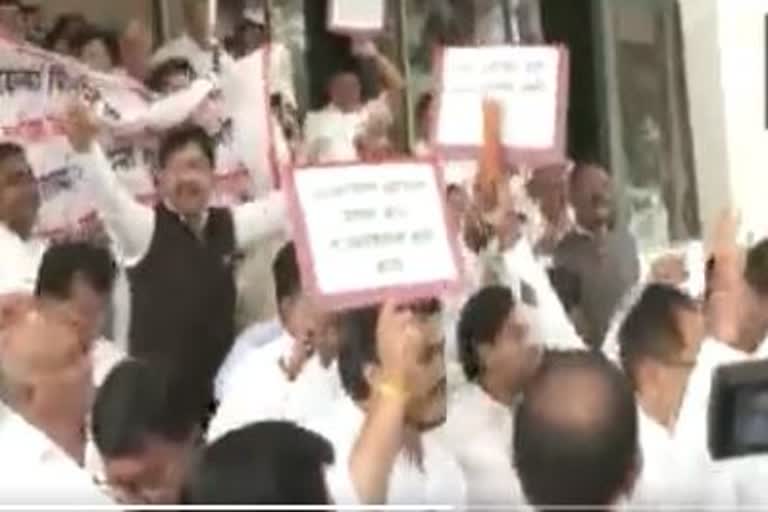 Maharashtra BJP MLAs and MLAs of Maha Vikas Aghadi enter into a war of words outside the State AssemblyEtv Bharat
