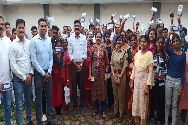 Bilaspur Police returned lost mobiles of people