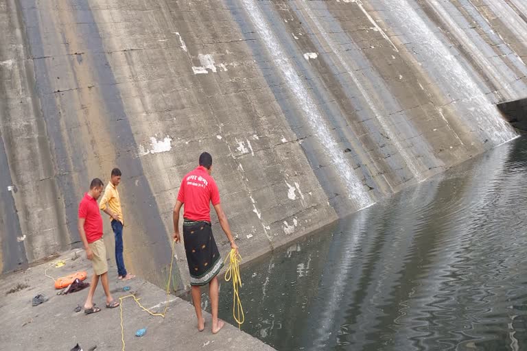 man fell in river due to selfie in Korba