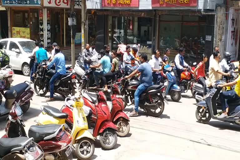 Traders of Raipur Sadar Bazar troubled by traffic jam