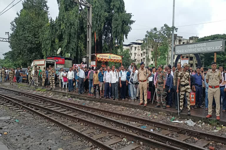 रेल्वेने प्रवाशांना नको असलेल्या ऐसी लोकल त्वरित बंद कराव्यात -जितेंद्र आव्हाड