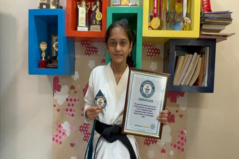 Surat girl enters Guinness for full contact knee strikes with one leg ...