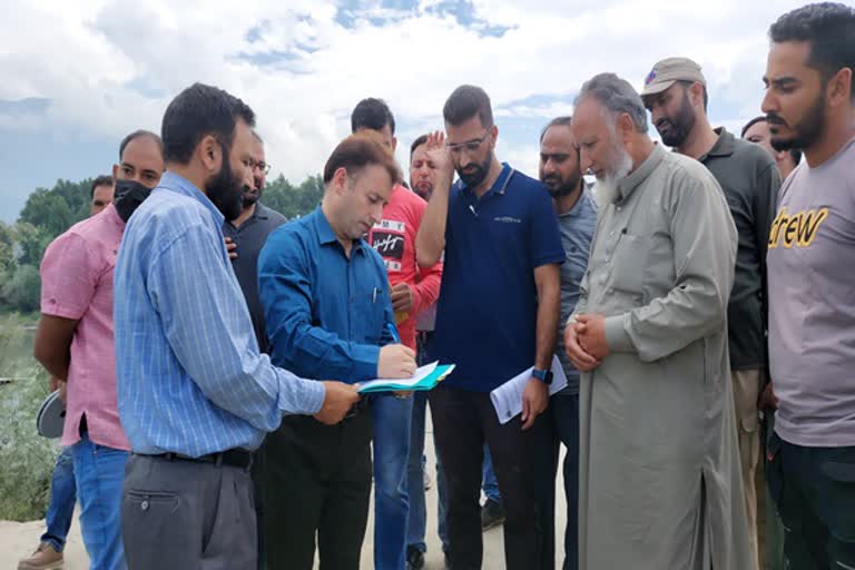 ADC ganderbal inspects newly constructed bridge