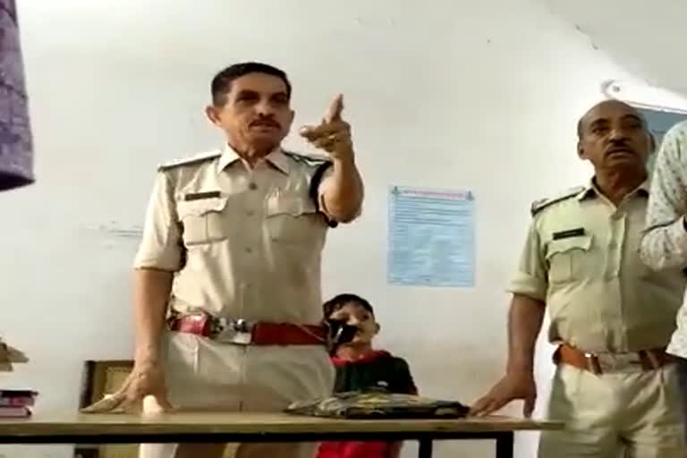 Neemuch Viral Video Neemuch police extortion abusing a women in Police Station