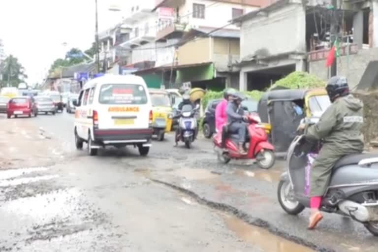 pathanamthitta road accident  woman injured after falling into a pothole  pathanamthitta pothole accident  kumbazha road accident latest  പത്തനംതിട്ട വാഹനാപകടം  റോഡിലെ കുഴിയില്‍ വീണ് പരിക്ക്  കുമ്പഴ റോഡ് അപകടം  കുഴിയില്‍ വീണ് അപകടം  കുമ്പഴ  യാത്രക്കാരിയുടെ കാലിലൂടെ ബസ് കയറിയിറങ്ങി