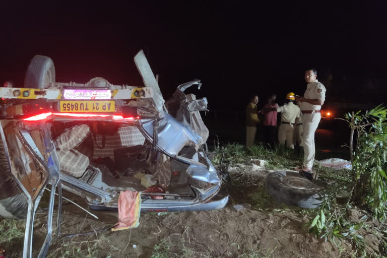 ಶಿರಾ ಬಳಿ ಲಾರಿ ಮತ್ತು ಕ್ರೂಸರ್ ನಡುವೆ ಡಿಕ್ಕಿ