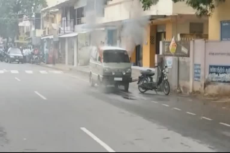 சாலையில் தீப்பற்றிய ஆம்னி வேன்...