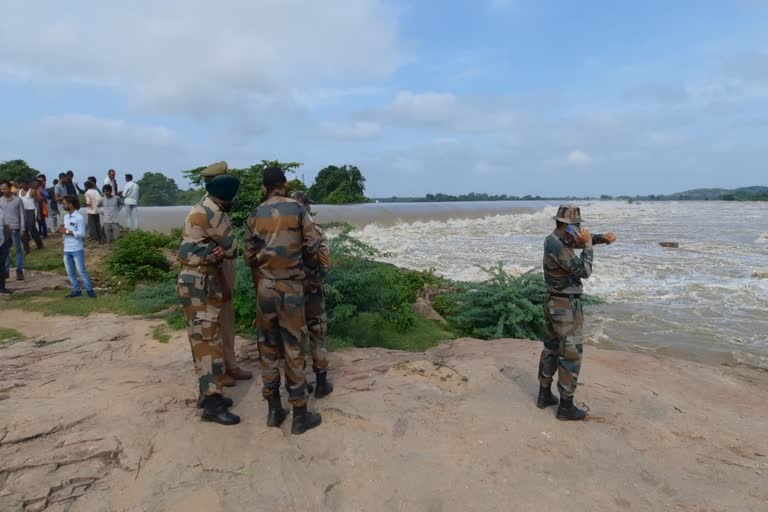 ग्रामीणों के रेशक्यू के लिए पहुंची एसडीआरएफ टीम