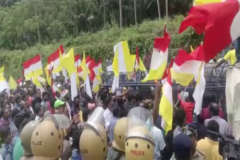 viazhinjam  vizhinjam port protest  trivandrum  Fisherman protest  വിഴിഞ്ഞം തുറമുഖ സമരം  ഇന്ന് പത്താംദിനം  മത്സ്യത്തൊഴിലാളികൾ  മൂന്ന് വട്ടം ചര്‍ച്ച  ബാരിക്കേഡുകള്‍ തകര്‍ത്തു  വെട്ടുകാട്  ചെറിയതുറ  വലിയതുറ