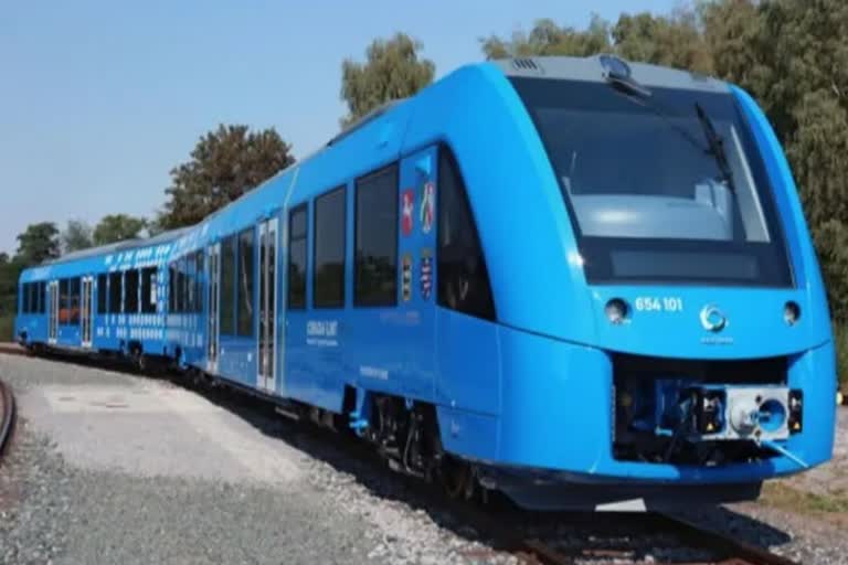 The First Hydrogen Powered trains in the World begin passenger service in Germany  first hydrogen powered train in the world  first hydrogen powered train germany  hydrogen train in germeny  hydrogen powered train germeny  latest technology news  latest science news  germeny latest train invention  germent latest news  Germany hydrogen train  ഡീസല്‍ ട്രെയിനുകള്‍ക്ക് വിട  ഹൈഡ്രജൻ ട്രെയിൻ  ഹൈഡ്രജൻ ഉപയോഗിച്ച് പ്രവർത്തിക്കുന്ന  ലോകത്തെ ആദ്യ ഹൈഡ്രജൻ ട്രെയിന്‍  ഹൈഡ്രജൻ ട്രെയിന്‍ സര്‍വീസിന് തുടക്കമിട്ട് ജെര്‍മനി  latest inventions  latest news in germeny  latest international news  ലോകത്തിലെ ആദ്യ ഹൈഡ്രജന്‍ ട്രെയിന്‍  ഫ്രഞ്ച് നിർമ്മാതാക്കളായ അൽസ്റ്റോം  പുതുക്കി ഉപയോഗിക്കാന്‍ സാധിക്കുന്ന ഊര്‍ജം  ജര്‍മനിയുടെ പുതിയ കണ്ടുപിടുത്തം  ഏറ്റവും പുതിയ ശാസ്‌ത്ര വാര്‍ത്ത  ഏറ്റവും പുതിയ ടെക്ക് വാര്‍ത്ത  ജര്‍മനി ഏറ്റവും പുതിയ വാര്‍ത്തകള്‍  ഏറ്റവും പുതിയ അന്തര്‍ദേശീയ വാര്‍ത്ത