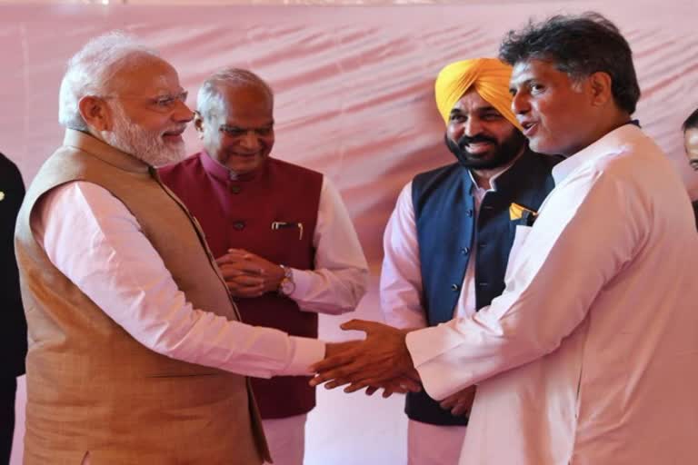 Photo of PM Modi and Manish Tewari