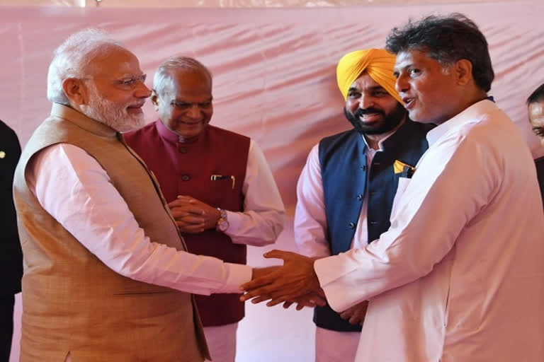 PM Modi and Manish Tewari photo went viral on twitter