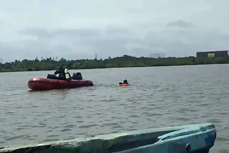 boat accident  fiber boat capsized  fishermen died after their fiber boat overturned  fiber boat  fiber boat accident  ഫൈബര്‍ വള്ളം  വടകര  Vadakara  മത്സ്യത്തൊഴിലാളികള്‍  fishermen  മത്സ്യത്തൊഴിലാളികള്‍ മരിച്ചു  fishermen died  പയ്യോളി  Payyoli  വള്ളം മറിഞ്ഞു