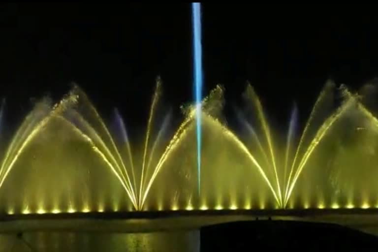 Worlds largest water floating musical fountain  musical fountain  Union Minister Nitin Gadkari  World class laser show  Futala Lake in Nagpur  നാഗ്‌പൂരിലെ ഫുതാല തടാകം  ലോകത്തിലെ ഏറ്റവും വലിയ സംഗീത ജലധാര  musical fountain at Futala Lake Nagpu  കേന്ദ്ര മന്ത്രി നിതിൻ ഗഡ്‌കരി  മഹാരാഷ്ട്ര വാർത്തകൾ  ലോകോത്തര നിലവാരത്തിലുള്ള ലേസർ ഷോ