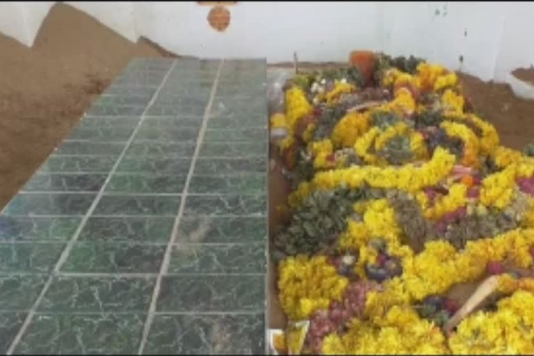 Tamil Nadu man digs own grave next to wife's burial place