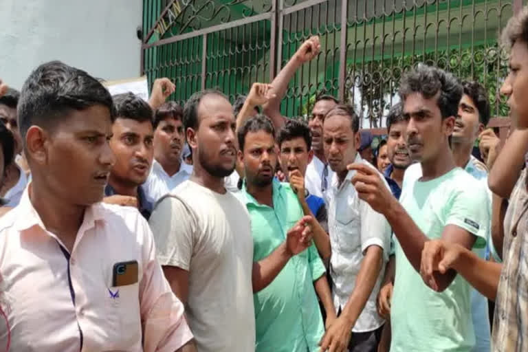 GURDIAN AND STUDENTS PROTEST IN MALDA