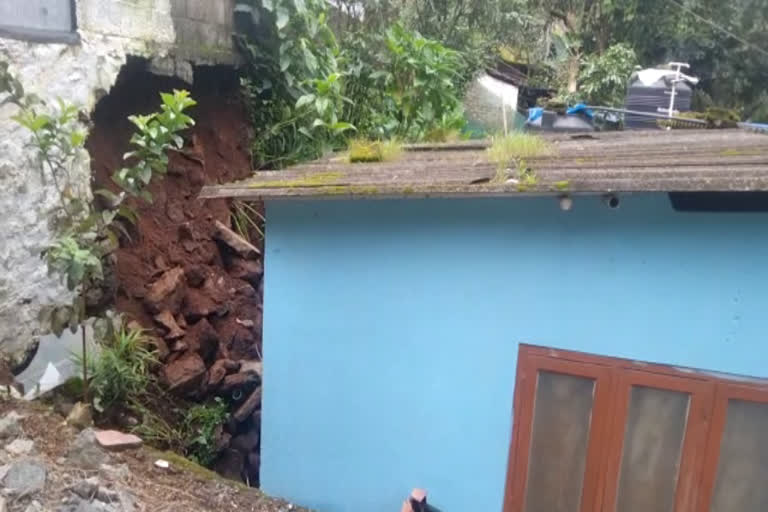 wall collapsed due to heavy rain in idukki  wall collapsed in idukki  heavy rain  heavy rain in idukki  idukki news  ഇടുക്കി വാർത്തകൾ  ഇടുക്കി മഴ വാർത്തകൾ  സംരക്ഷണ ഭിത്തിയിടിഞ്ഞു  ഇടുക്കിയിൽസംരക്ഷണ ഭിത്തിയിടിഞ്ഞു  മഴയിൽ സംരക്ഷണ ഭിത്തിയിടിഞ്ഞു  രണ്ട് വീടുകൾ അപകടാവസ്ഥയിൽ  സംരക്ഷണ ഭിത്തിയിടിഞ്ഞ് വീടുകൾ അപകടാവസ്ഥയിൽ  വീടിന്‍റെ സംരക്ഷണ ഭിത്തി ഇടിഞ്ഞു  ഇടുക്കിയിൽ വീടിന്‍റെ കൽക്കെട്ട് ഇടിഞ്ഞു