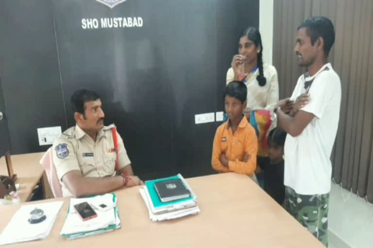 Drunkard Husband  Drunkard Husband Beats wife  Nine year old boy complaints to Police  complaints to Police against Father  Telangana Latest News  Beating wife after drunken  മദ്യപിച്ചെത്തി ഭാര്യയെ മര്‍ദ്ദിക്കും  ഒമ്പതു വയസുകാരന്‍  പൊലീസ്‌ സ്‌റ്റേഷനില്‍ നേരിട്ടെത്തി പരാതി  തെലങ്കാന  മുസ്‌താബാദ്  മദ്യപിച്ചെത്തി വഴക്കിടാറുള്ള അച്ഛനെതിരെ  മൂന്നാം ക്ലാസുകാരന്‍  അച്ഛനെതിരെ പൊലീസില്‍ പരാതി നല്‍കി  ബാലകിഷൻ  പൊലീസ്  എസ്ഐ വെങ്കിടേശ്വരലു  കുട്ടി