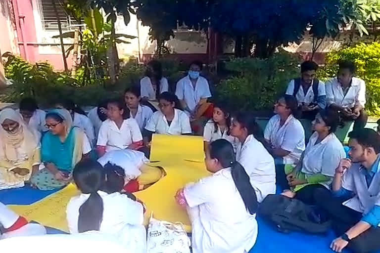 over-night-student-protests-in-north-bengal-dental-college