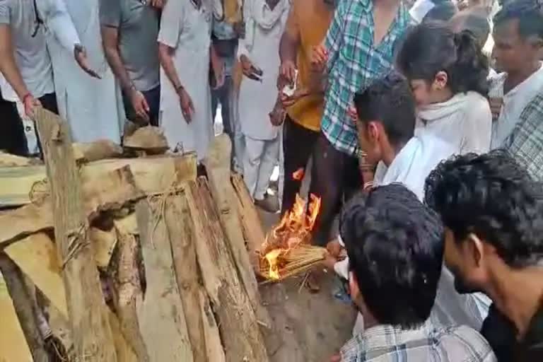 Sonali Phogat cremated in Haryana  mysterious death Sonali Phogat  BJP leader Sonali phogat died case  ಸೋನಾಲಿ ಪೋಗಟ್​ಗೆ ಅಂತಿಮ ಸಲ್ಲಿಸಿದ ಸಾವಿರಾರೂ ಜನ  ತಾಯಿಯ ಚಿತಕ್ಕೆ ಮಗಳು ಅಗ್ನಿ ಸ್ಪರ್ಶ  ಹರಿಯಾಣದಲ್ಲಿ ಸೋನಾಲಿ ಫೋಗಟ್ ಅಂತ್ಯಕ್ರಿಯೆ  ಬಿಜೆಪಿ ನಾಯಕಿ ಸೋನಾಲಿ ಫೋಗಟ್ ಅಂತಿಮ ವಿಧಿ  ಸೋನಾಲಿ ಸಾವಿನ ಬಗ್ಗೆ ಸಿಬಿಐ ತನಿಖೆ  ನಟಿ ಸೋನಾಲಿ ಫೋಗಟ್​ ನಿಗೂಢ ಸಾವು ಪ್ರಕರಣ  Sonali Phogat Cremation  bjp leader sonali phogat last rites